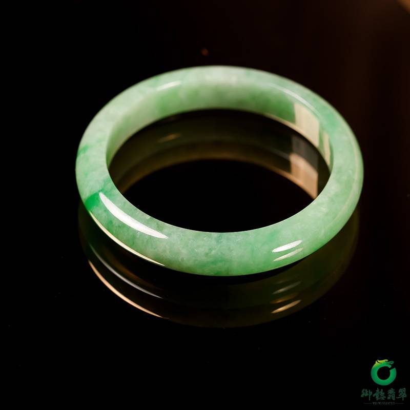 缅甸天然A货翡翠糯冰种飘绿 手镯 52mm 37.6克