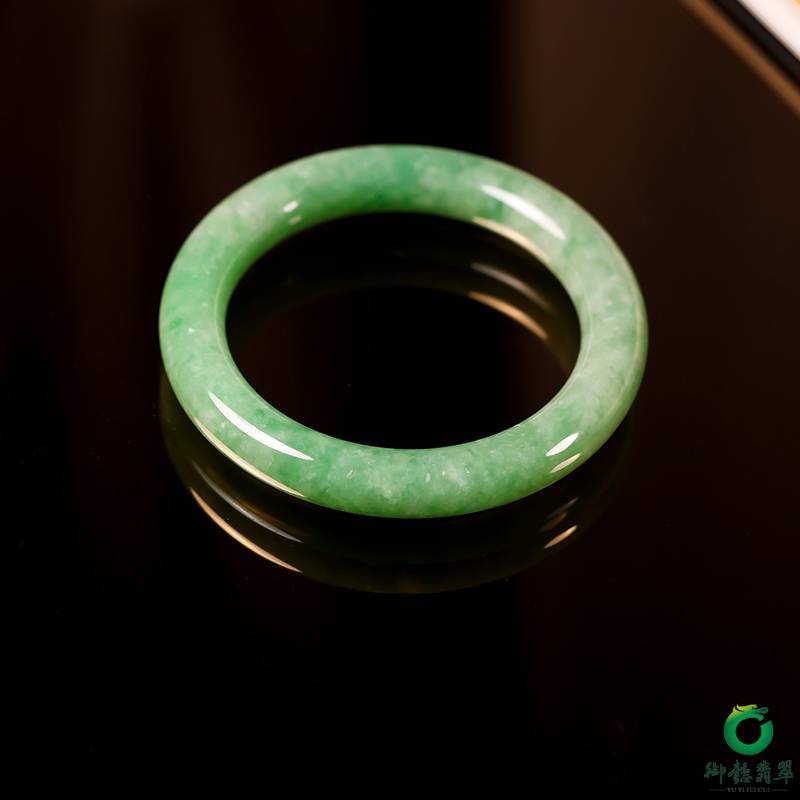 缅甸天然A货翡翠糯冰种圆条飘绿手镯 52mm 48.6克