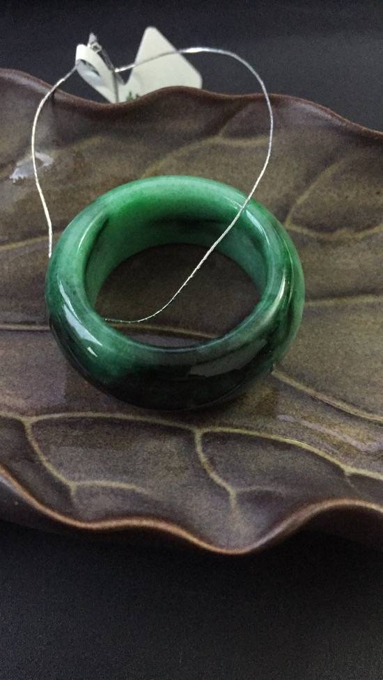 缅甸翡翠A货带翠板指12克 圈口26.5mm