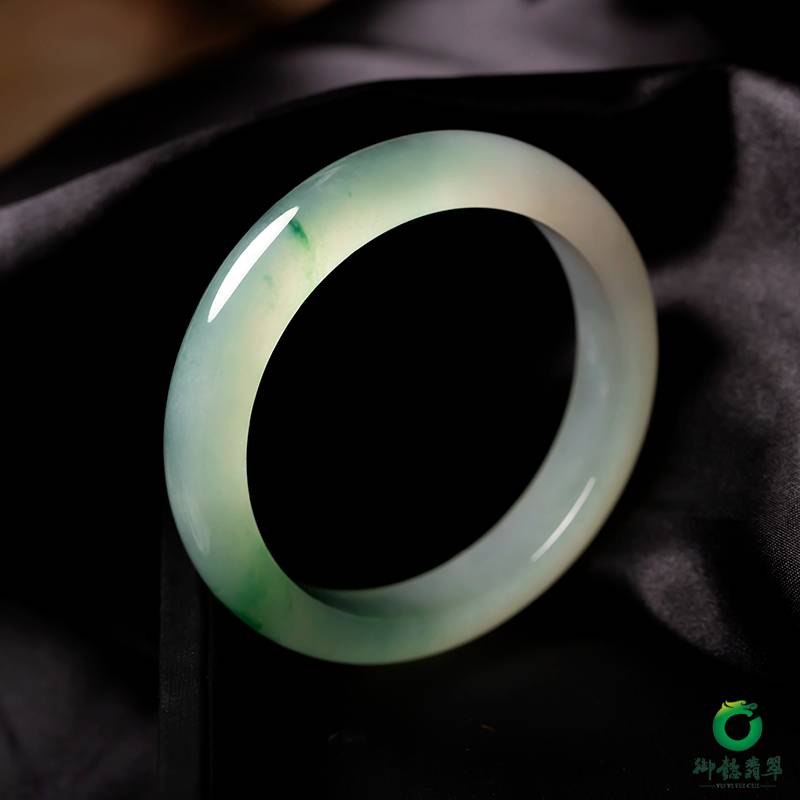 缅甸翡翠A货冰种飘绿手镯 56mm 56克