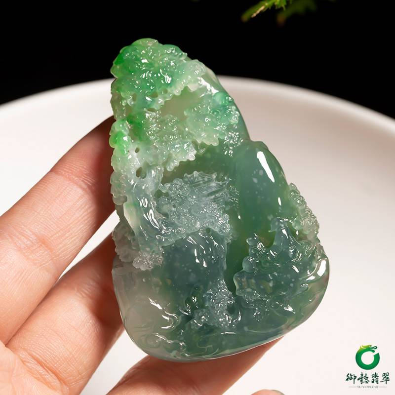 缅甸翡翠A货冰种满绿挂件 山水牌 53.3克