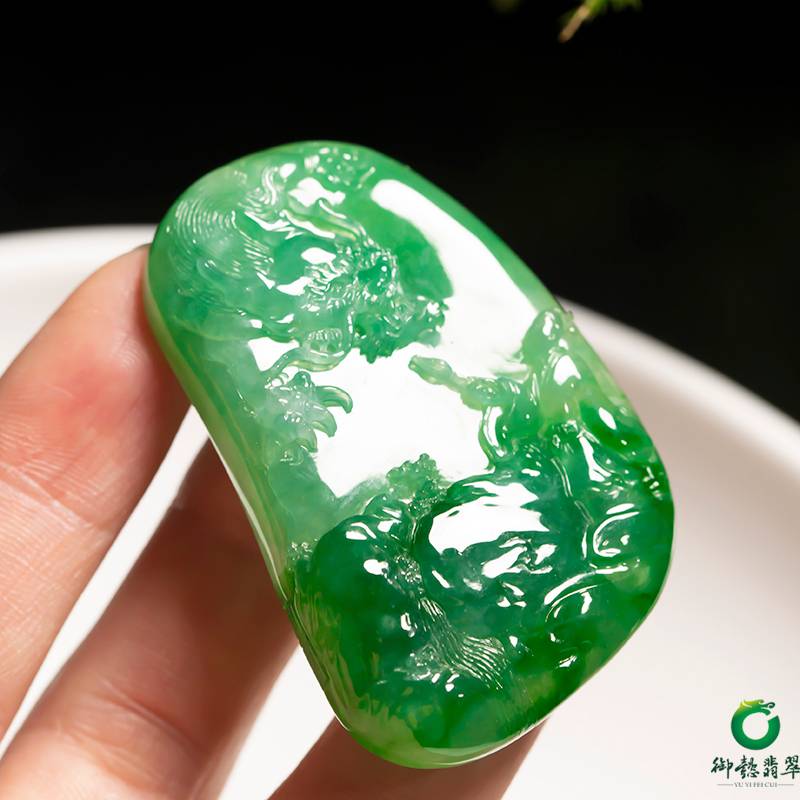 缅甸翡翠A货 阳绿糯冰玉牌 画龙点睛 31.5克