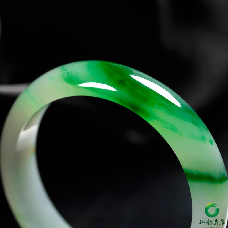 翡翠冰种飘绿手镯 55mm 52克 图片3