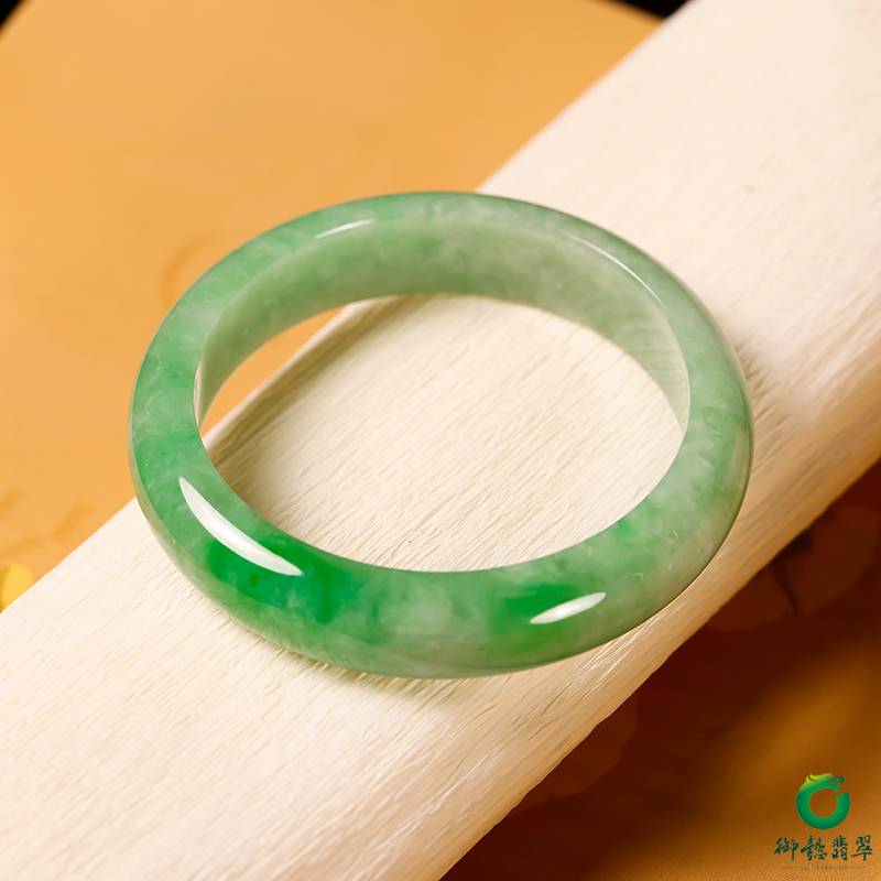 缅甸A货翡翠糯冰种飘绿花手镯 60.3g内径 57mm 图片6