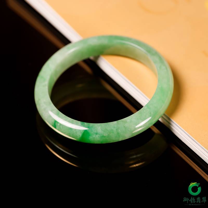 缅甸天然A货翡翠糯冰种飘绿 手镯 52mm 37.6克 图片4