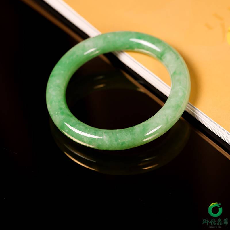 缅甸天然A货翡翠糯冰种圆条飘绿手镯 52mm 48.6克 图片3