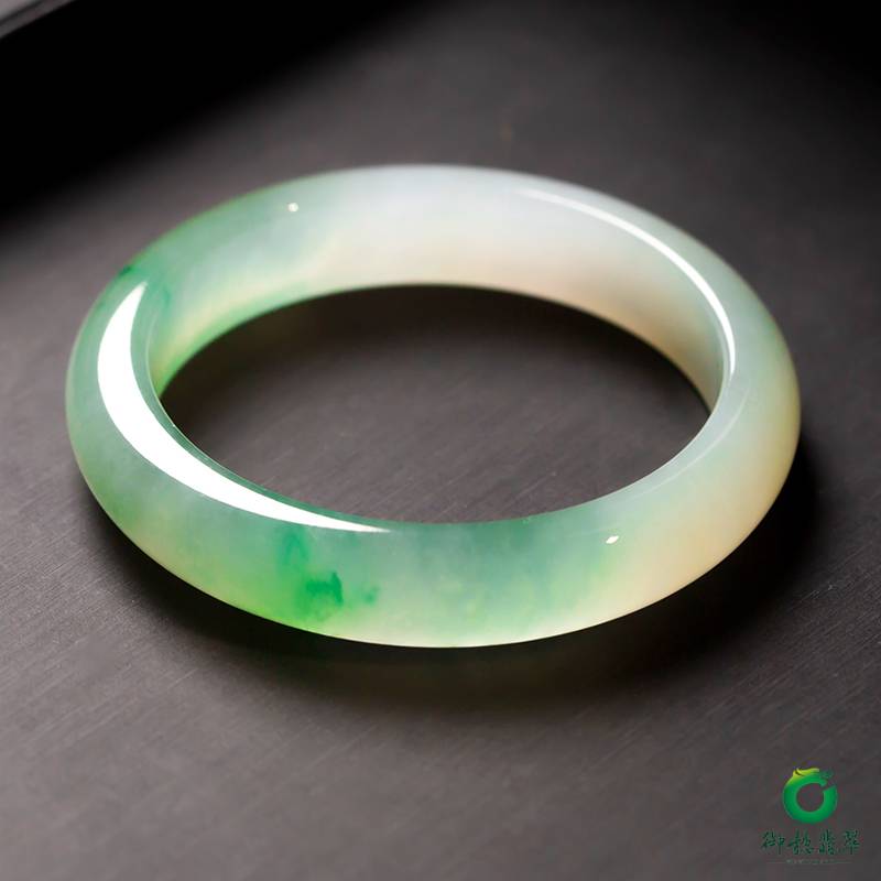 缅甸翡翠A货冰种飘绿手镯 56mm 56克 图片7