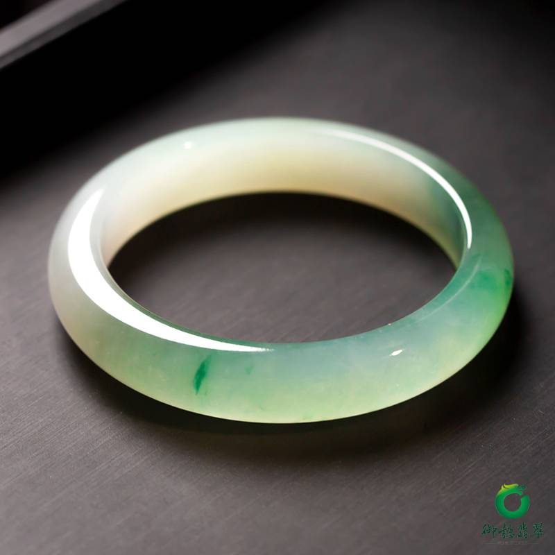 缅甸翡翠A货冰种飘绿手镯 56mm 56克 图片8