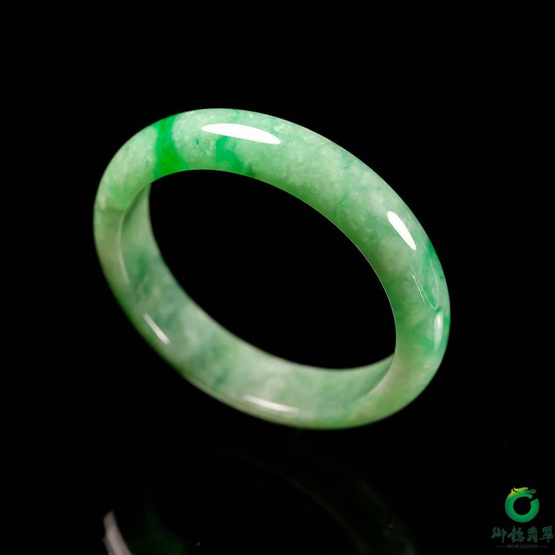 缅甸天然A货翡翠糯冰种飘绿 手镯 56mm 54克 图片2