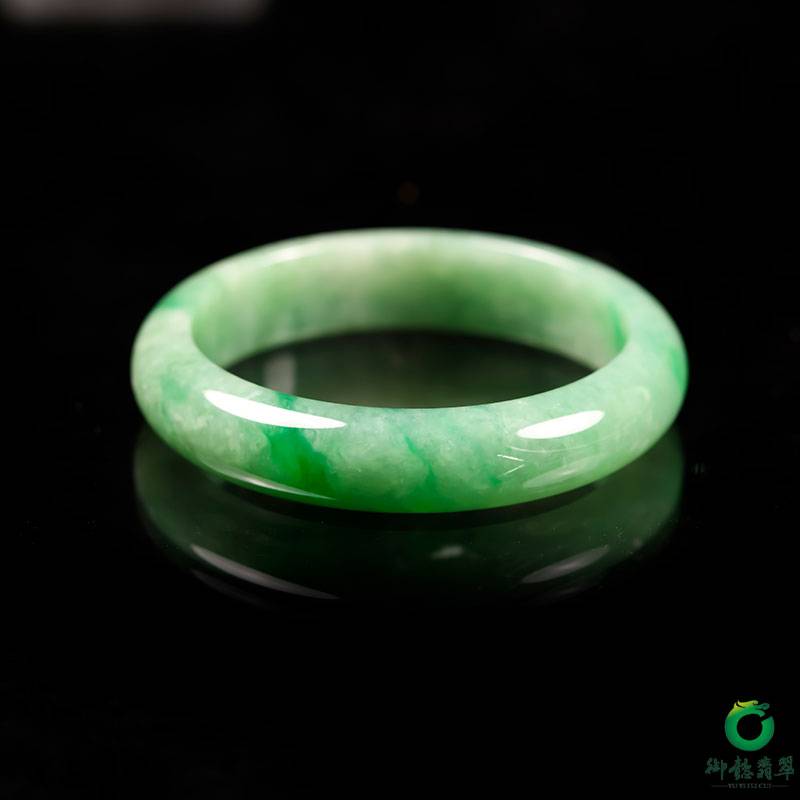 缅甸天然A货翡翠糯冰种飘绿 手镯 56mm 54克 图片5