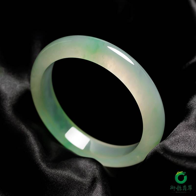 缅甸翡翠A货冰种飘绿手镯 56mm 54.2克 图片3