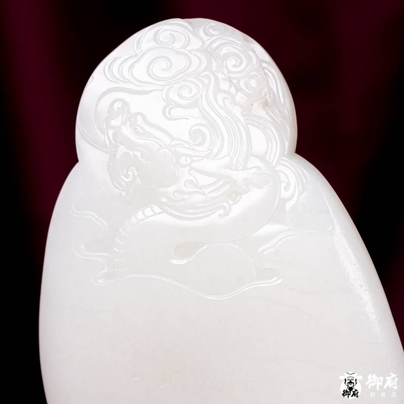 海派玉雕大师付雪飞作品 重419.6克 新疆和田玉原毛孔皮白玉独籽摆件 聚财纳福 图片3